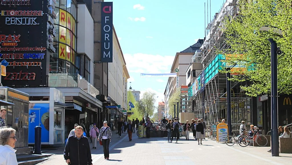 The main pedestrian street of Jyväskylä, Kauppakatu in the spring.