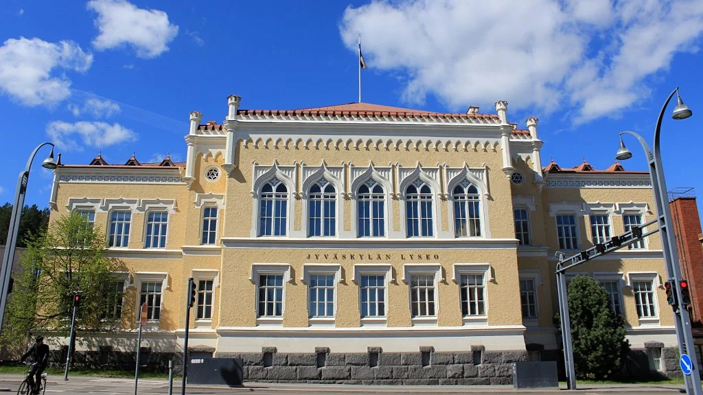 Jyväskylän lyseon vanha rakennus. Jyväskylän Lyseo Upper Secondary School from the outside.