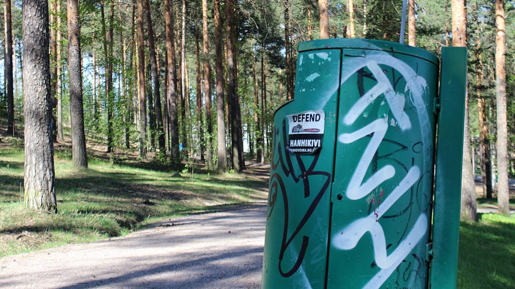 TNH tag on a waste bin in Jyväskylä. / TNH-tägi roskakorissa Jyväskylässä.