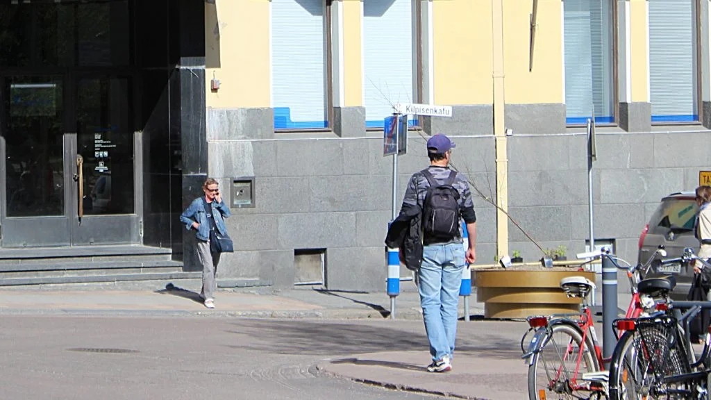 Street preacher David Abreu wearing a cap in Jyväskylä. / Jyväskylän kävelykadun katusaarnaaja David Abreu lippis päässään.