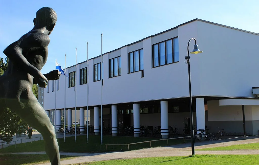 The L building of University of Jyväskylä by architect Alvar Aalto and the statue of runner Paavo Nurmi. / Jyväskylän yliopiston L-rakennus ja Paavo Nurmen patsas. The campus is a popular destination for a tourist in Jyväskylä.