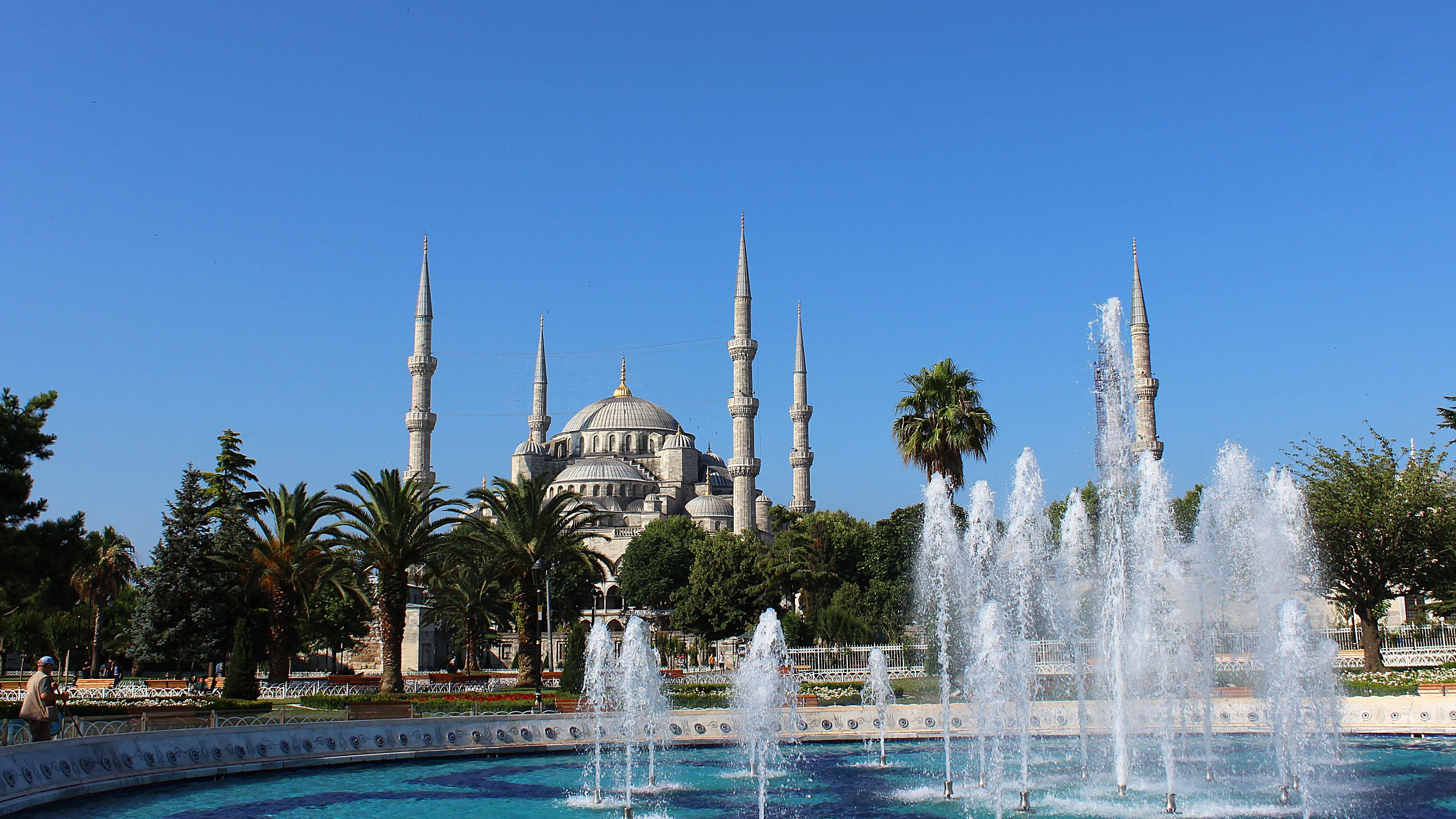 Blue Mosque of Istanbul and a fountain in front.