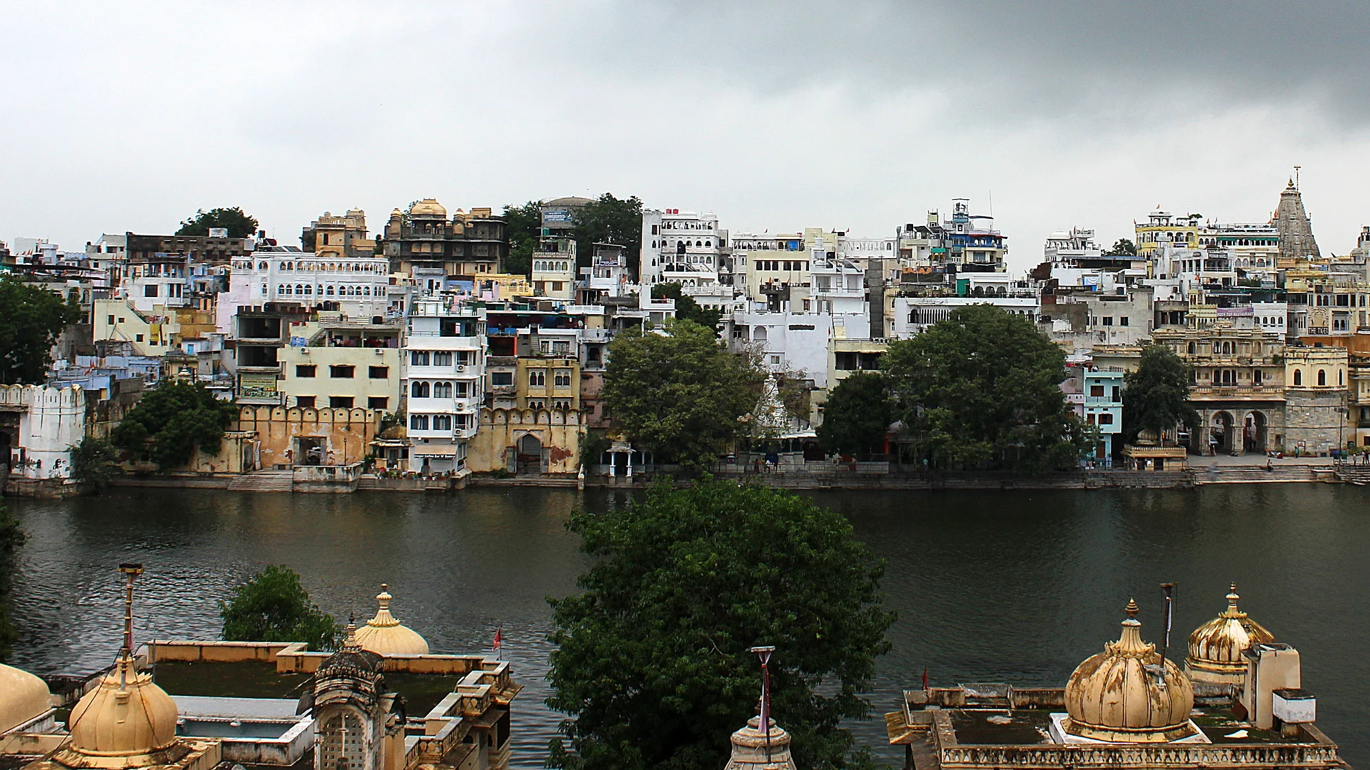 Lake Pichola dividing Udaipur into two areas.