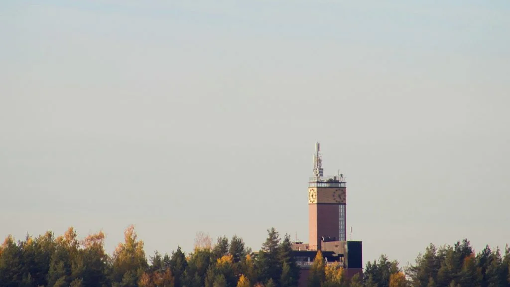 The tower of Vesilinna in Jyväskylä, Finland in the autumn. / Vesilinnan torni syksyllä.