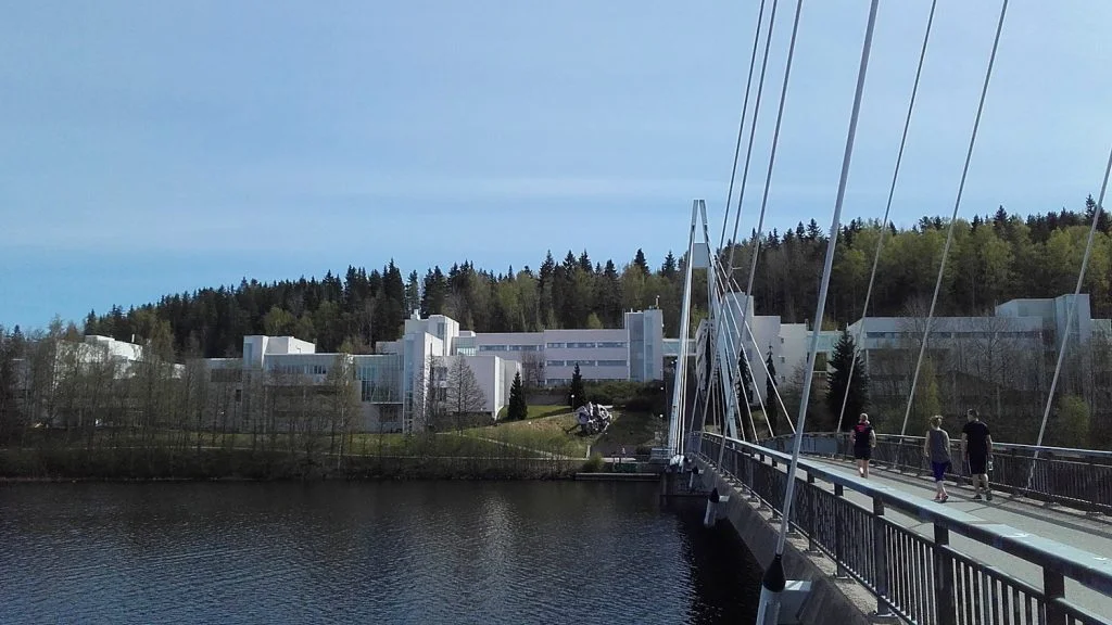 The bridge of Mattilanniemi in the Mattilanniemi campus of University of Jyväskylä, Finland. / Mattilanniemen silta Jyväskylän yliopiston kampuksella.