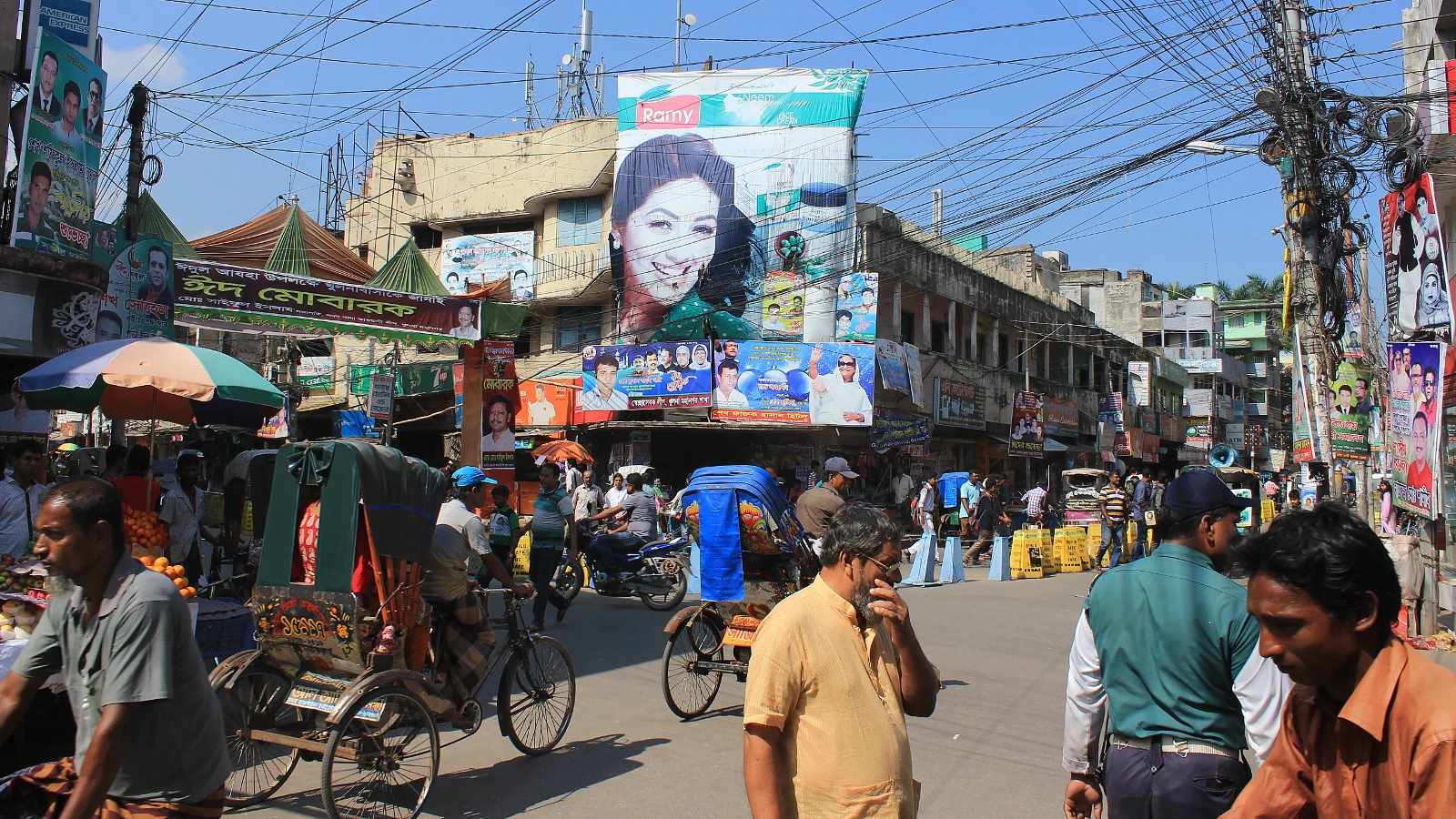 People of Bangladesh. Crowded street junction in Khulna, Bangladesh.