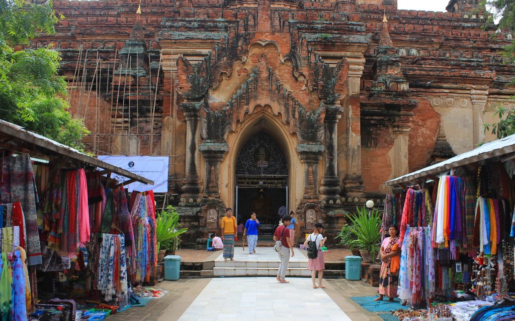 The most popular temples are extremely touristy, with plenty of vendors selling their products.