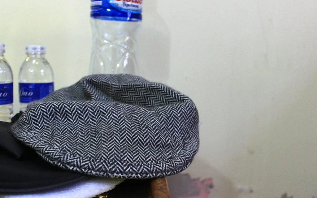 A gray cotton tweed cap.