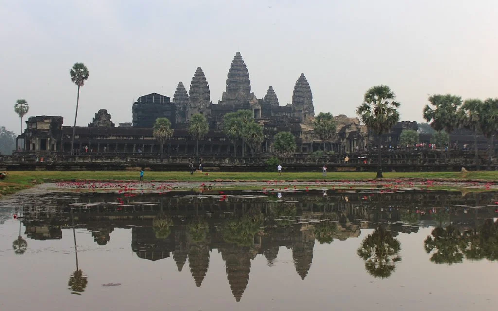 According to Lonely Planet, traveller's first glimpse of Angkor Wat is "simply staggering" and "matched by only a few selects spots on earth". I'm not sure if I saw the same building as the Lonely Planet author.