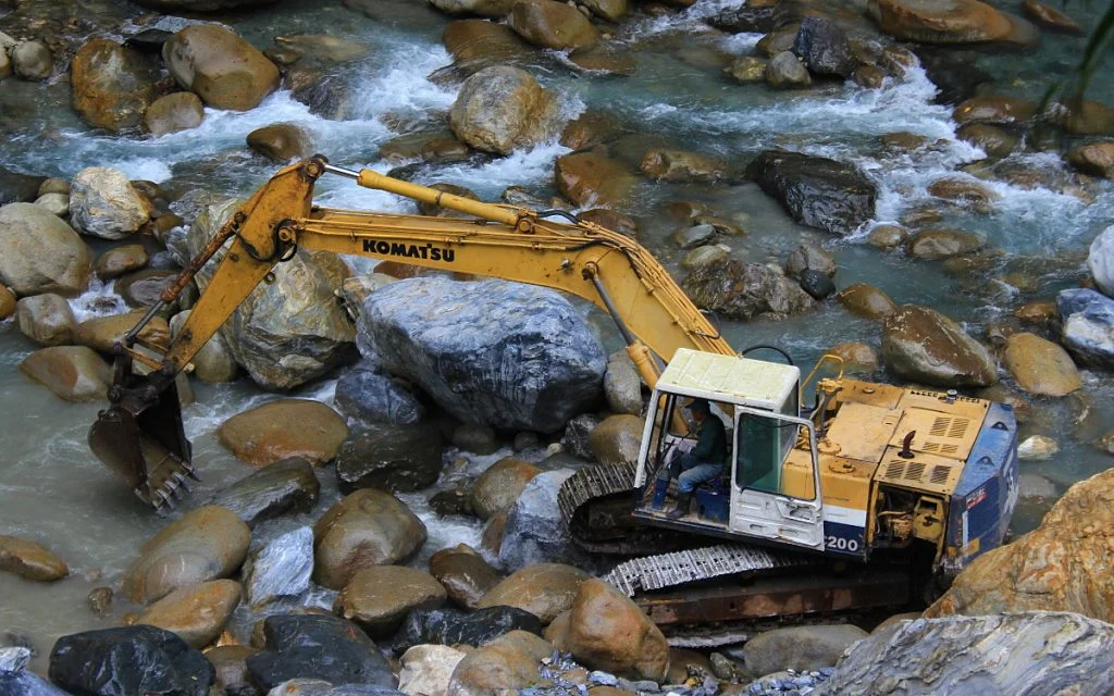 Pictures from Taroko Gorge National Park, Taiwan. A digger in Taroko Gorge.