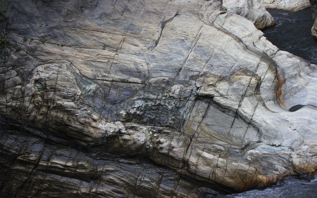 Taroko National Park photos. A rock surface with shapes of an elephant and a camel on the side.
