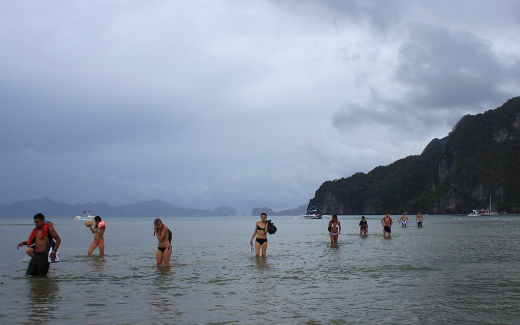 People getting back ashore from an island tour in El Nido.