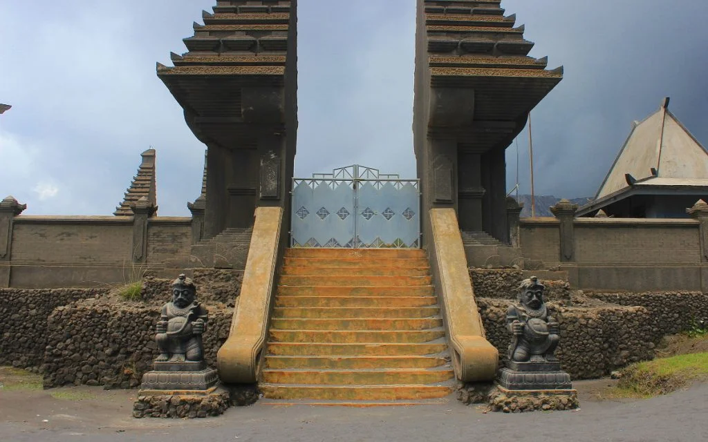 There's even a Hindu temple at the Sea of Sand, although it's usually closed. Mount Bromo has been worshipped as a god, and people still give offerings to the crater.