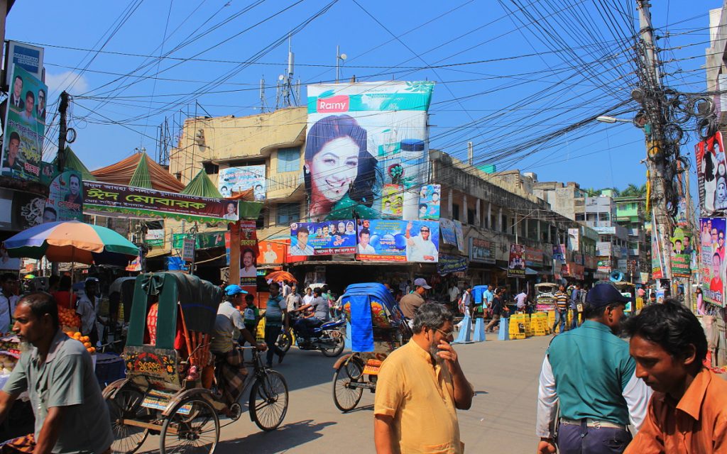 Best travel tips for long-term travel. Crowd of people in Dhaka, Khulna.