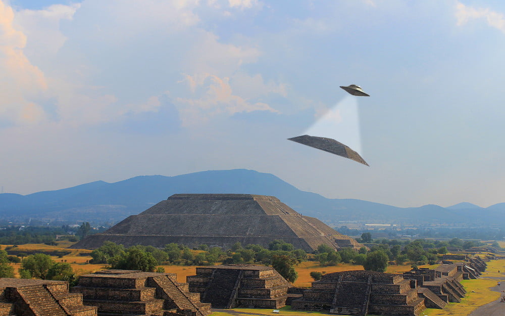 Ancient alien UFO at the Pyramid of the Sun, Teotihuacan.