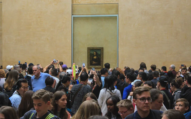 Tourist crowds around Mona Lisa, Louvre