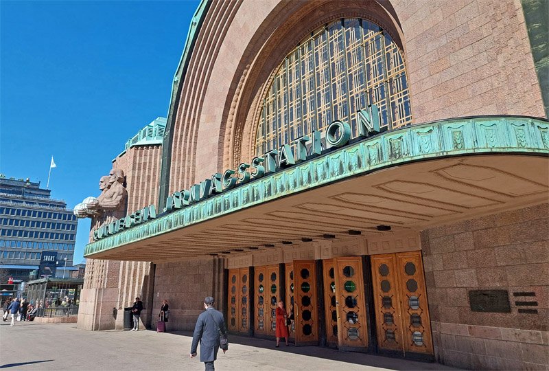 Stone Men statues at the Helsinki railway station entrance