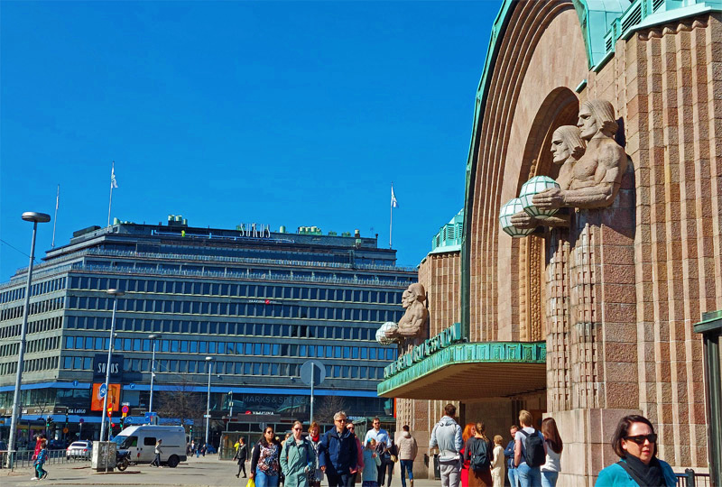 The statues of the Helsinki Railway station.